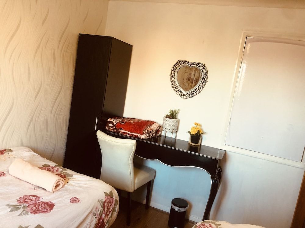 Centrally Located 4 Bedroom House Family House 22