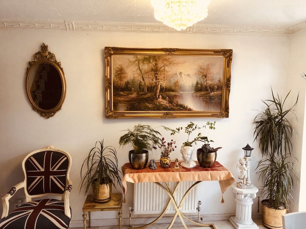 Centrally Located 4 Bedroom House Family House 26