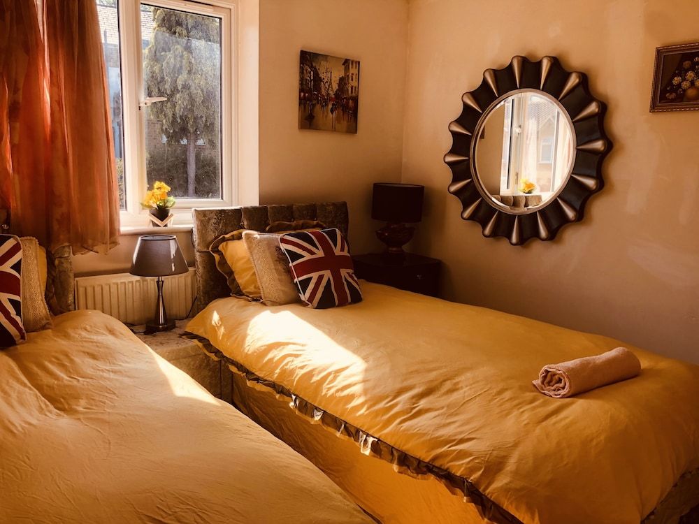 Centrally Located 4 Bedroom House Family House 17