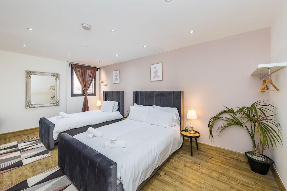 undefined Edgware Hub 7