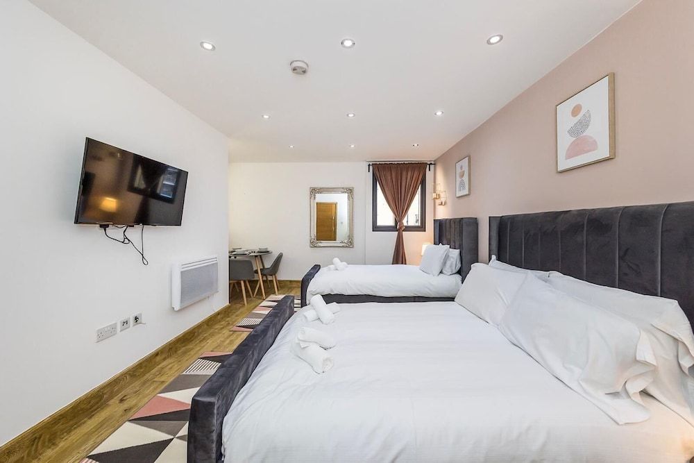 undefined Edgware Hub 9