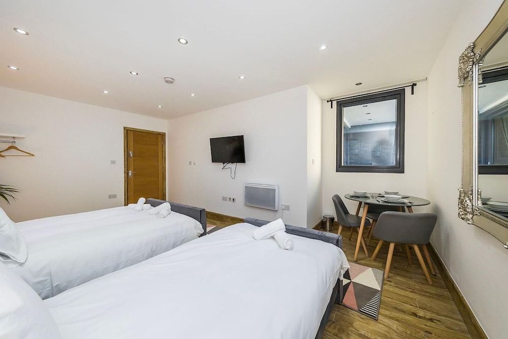 undefined Edgware Hub 8