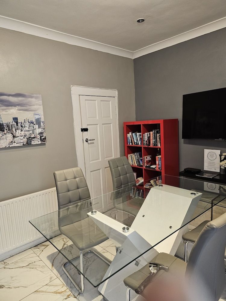 Umbrella Properties London Excel Classic Room 27