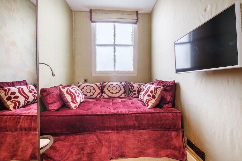 undefined Luxury Home with 3 Bed 2 Bath in London 4