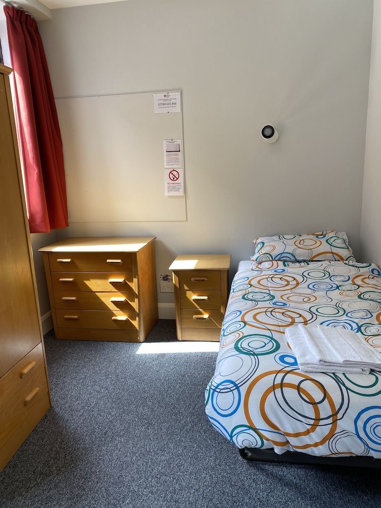 undefined Rooms for Students Only CRICKLEWOOD LANE 3