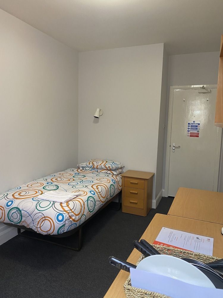 undefined Rooms for Students Only CRICKLEWOOD LANE 4