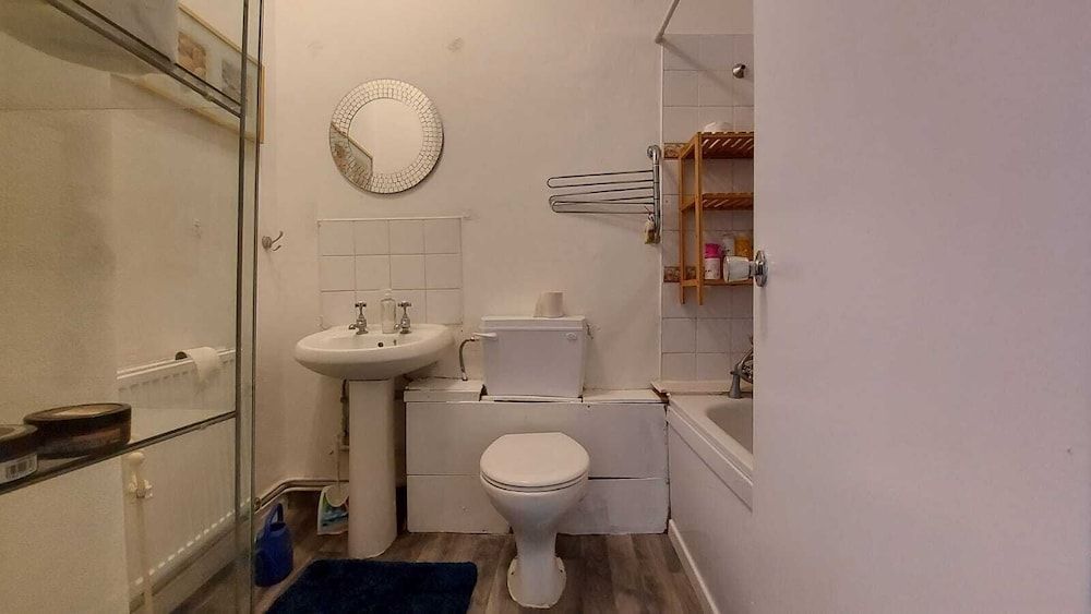 undefined Extra Large One Bedroom Flat With Parking 9