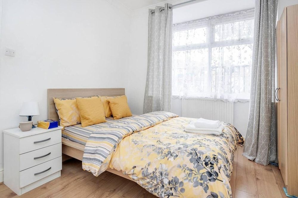 undefined Impeccable and Welcoming 3-bed House in London 4