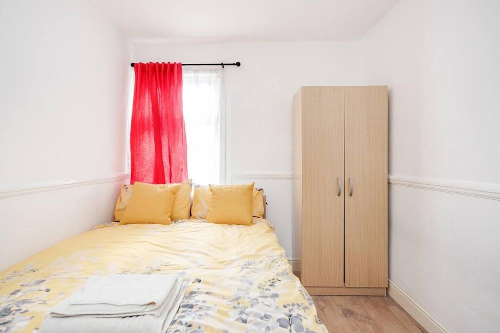 undefined Impeccable and Welcoming 3-bed House in London 6