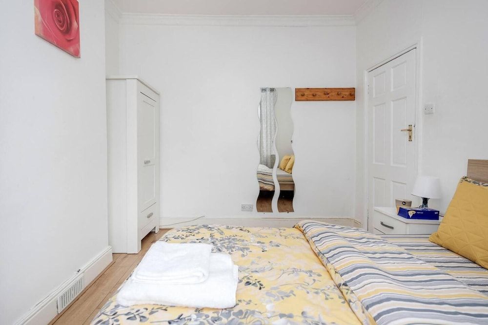 undefined Impeccable and Welcoming 3-bed House in London 2