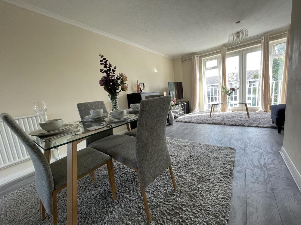 undefined Enjoy Lovely 4 bed Apartment With Garden 2