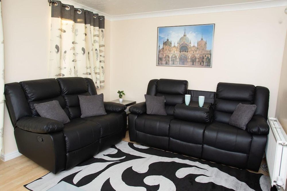 Charming 2-bedroom House House 13