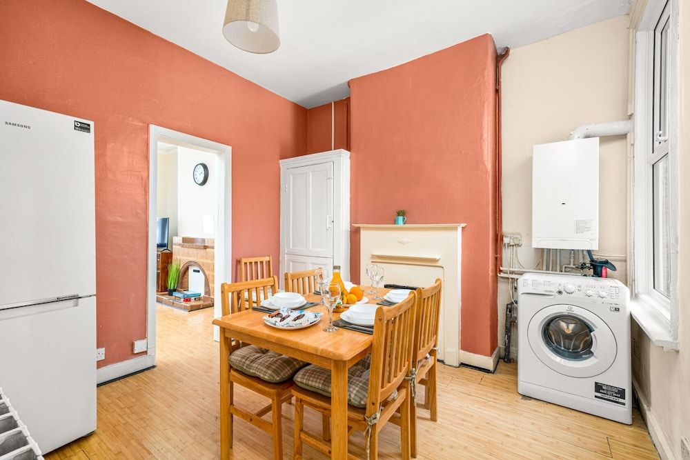 undefined Homely 4-bedroom Home With 2 Baths & Free Parking 8