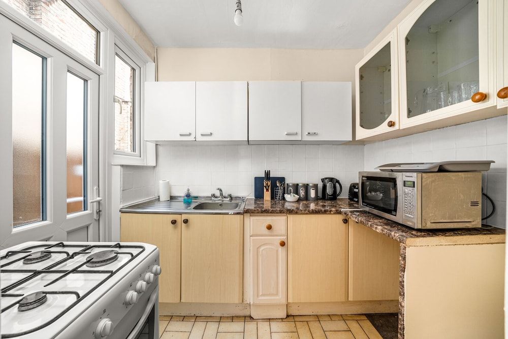 undefined Homely 4-bedroom Home With 2 Baths & Free Parking 9