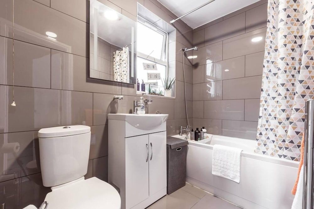 North Central London House/ Sleeps8/garden/wifi House 16