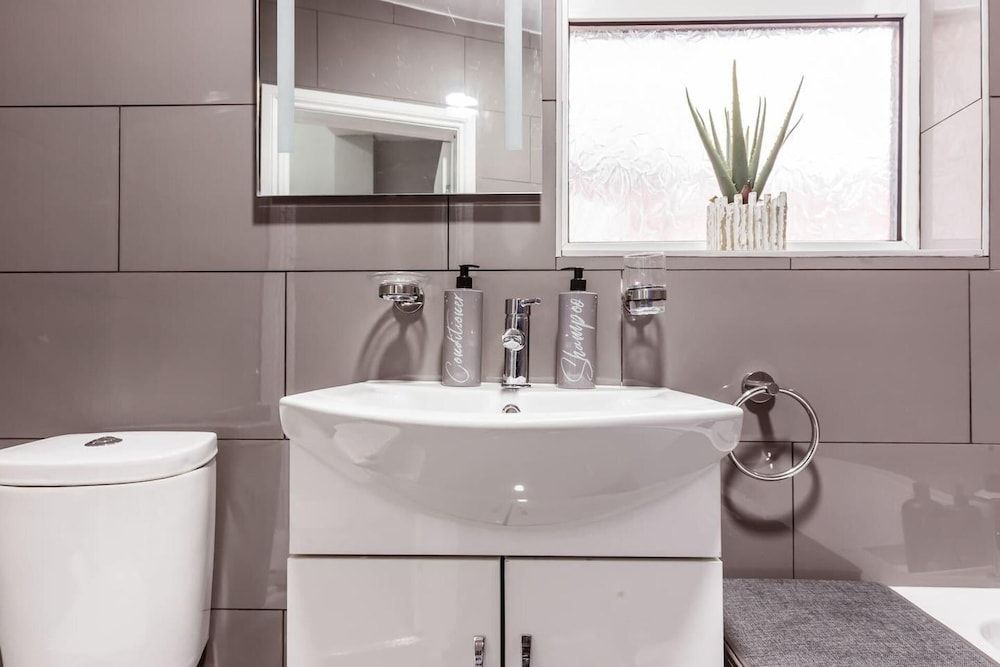 North Central London House/ Sleeps8/garden/wifi House 17