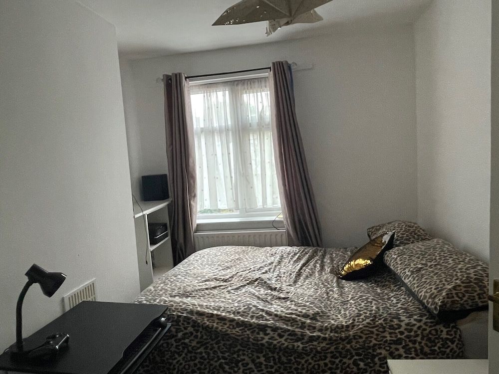 undefined Impeccable 2-bed House in Leytonstone East London 4