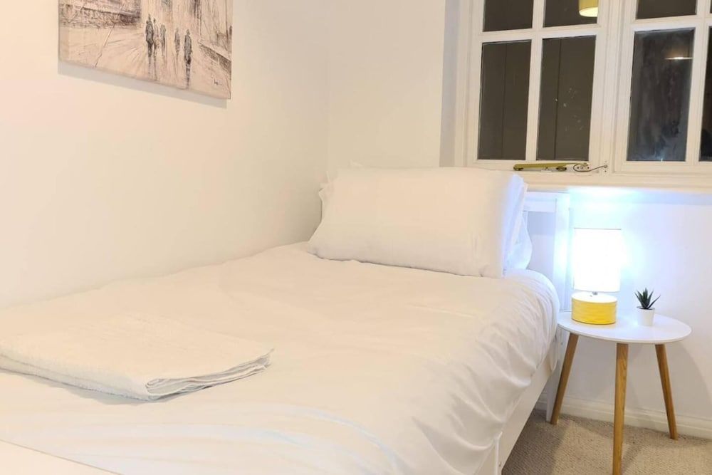 undefined Charming 3-bed House in London With Jacuzzi 6