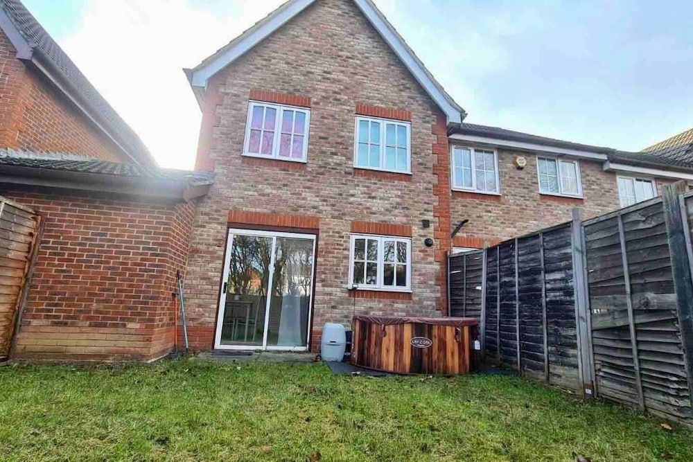 undefined Charming 3-bed House in London With Jacuzzi 2