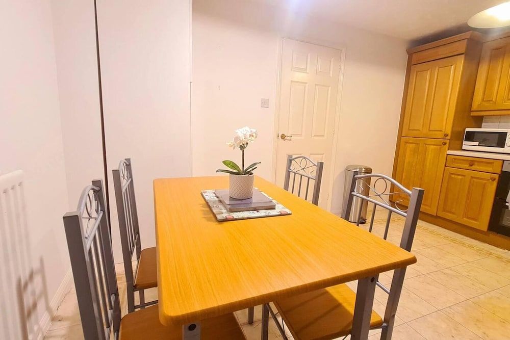 undefined Charming 3-bed House in London With Jacuzzi 3