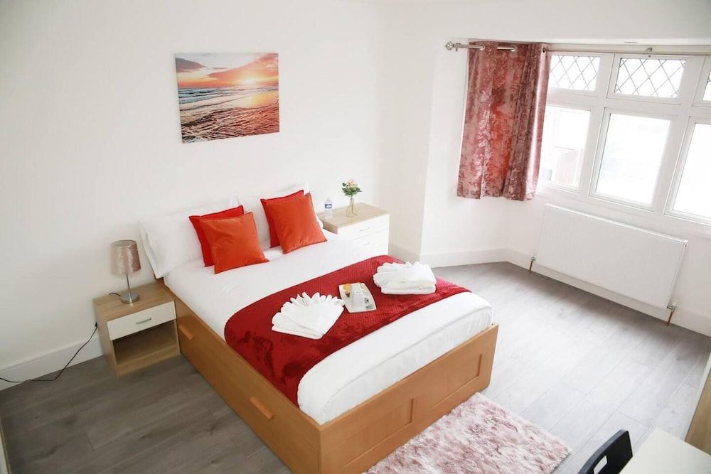 Deluxe 4-bed House Close2 Wembley Stadium House 13