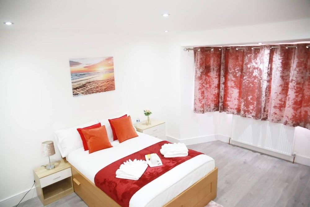 undefined Deluxe 4-bed House Close2 Wembley Stadium 3