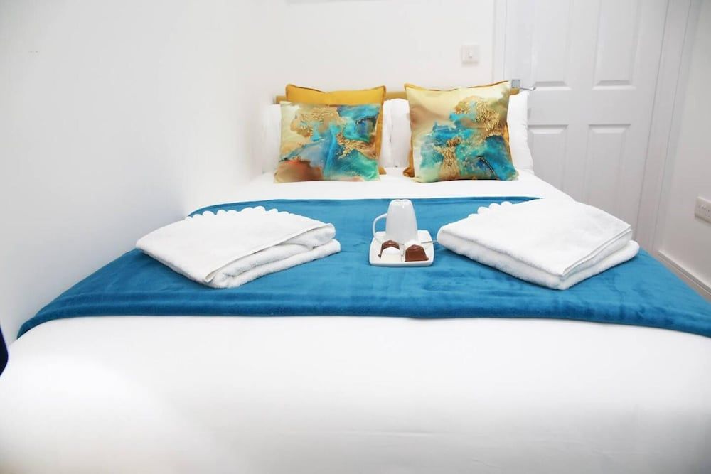 Deluxe 4-bed House Close2 Wembley Stadium House 8