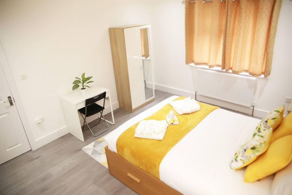 Deluxe 4-bed House Close2 Wembley Stadium House 6