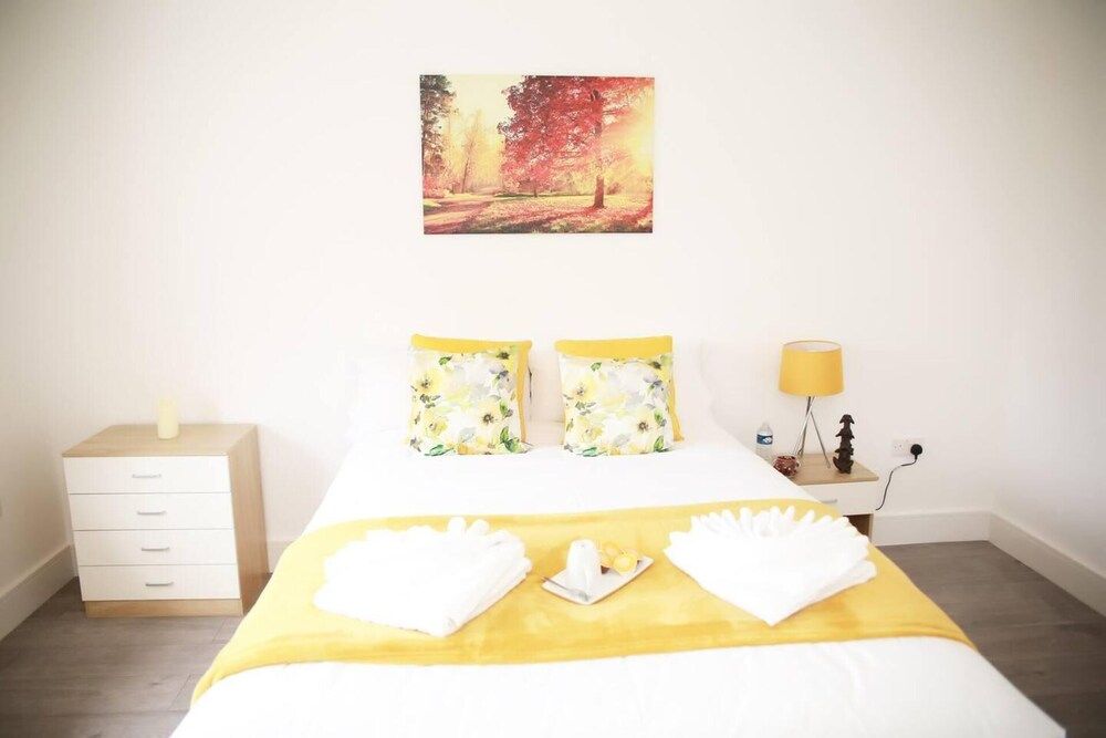 Deluxe 4-bed House Close2 Wembley Stadium House 18