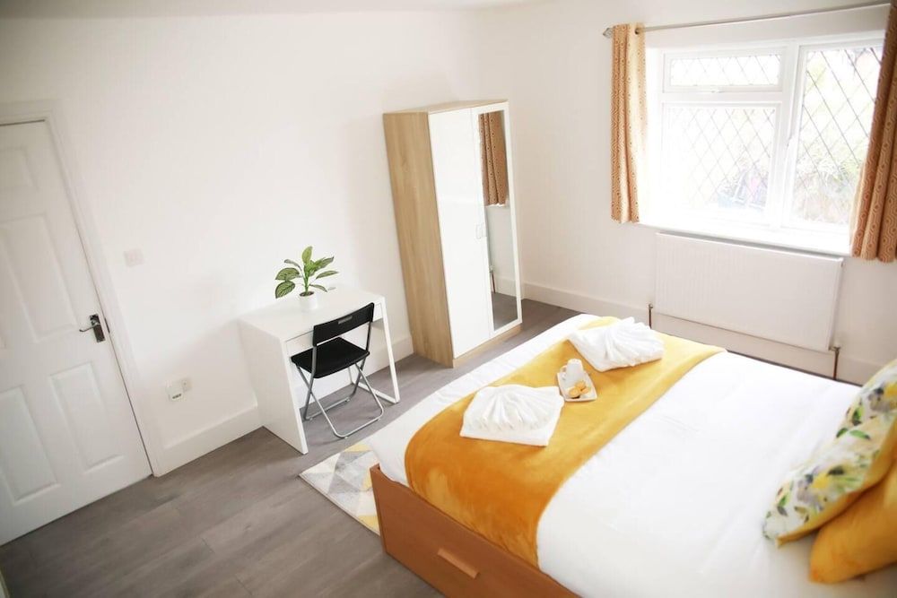 Deluxe 4-bed House Close2 Wembley Stadium House 11