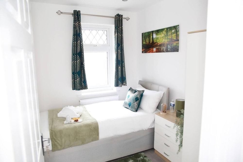 Deluxe 4-bed House Close2 Wembley Stadium House 7