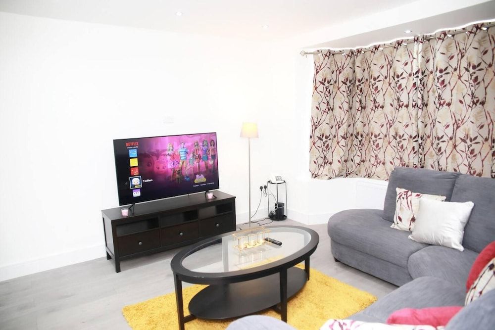 Deluxe 4-bed House Close2 Wembley Stadium House 34