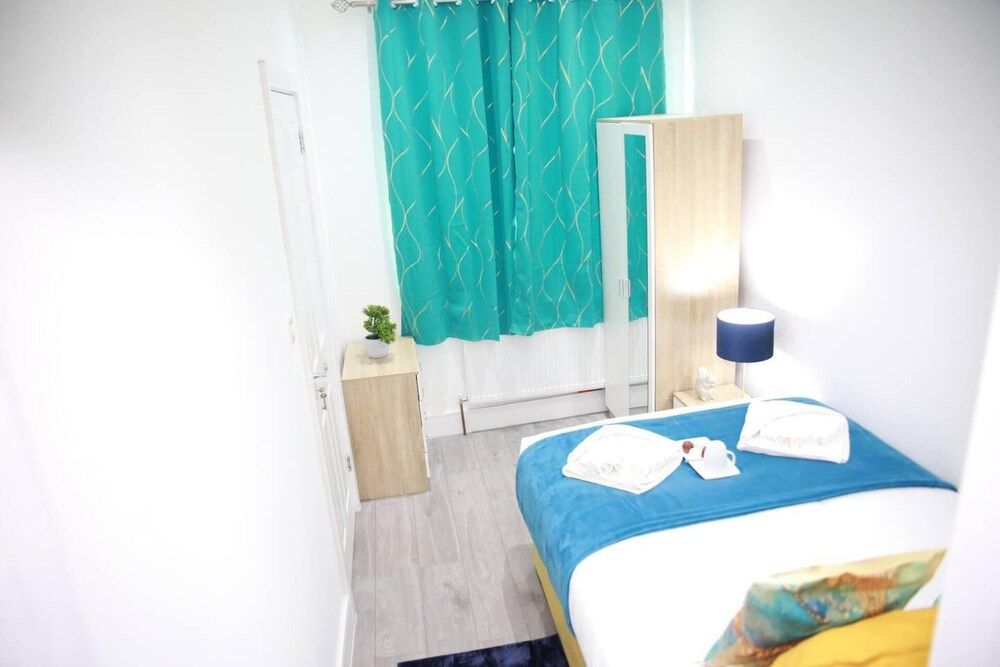 Deluxe 4-bed House Close2 Wembley Stadium House 12