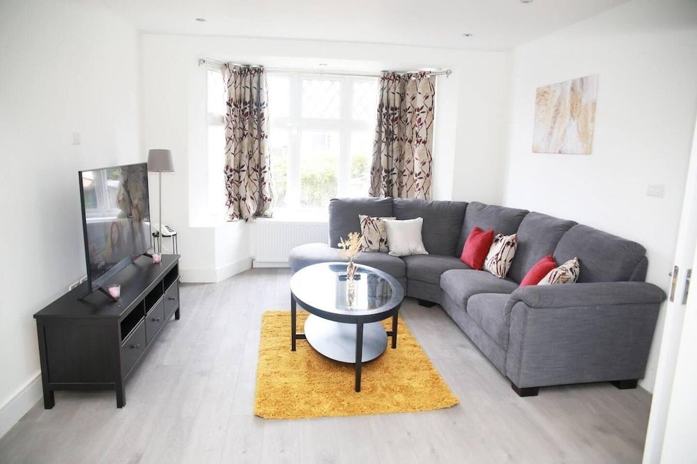 Deluxe 4-bed House Close2 Wembley Stadium House 24