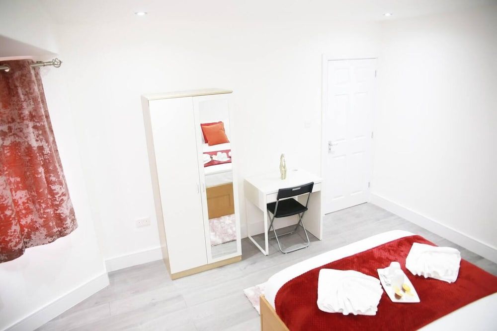 Deluxe 4-bed House Close2 Wembley Stadium House 32