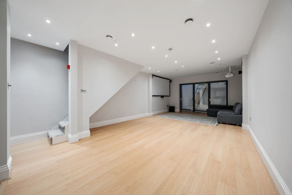 undefined Modern Townhouse With Cinema Room in London SE1 6