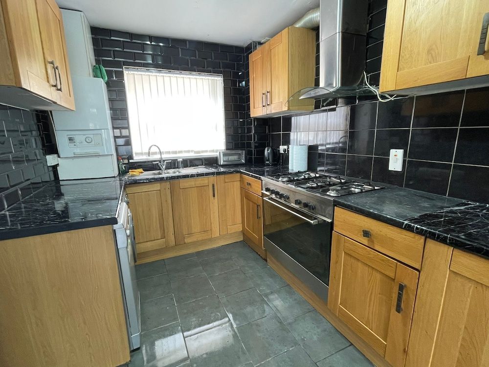 undefined New! 4 Bedroom London House With Garden and Lawn 3