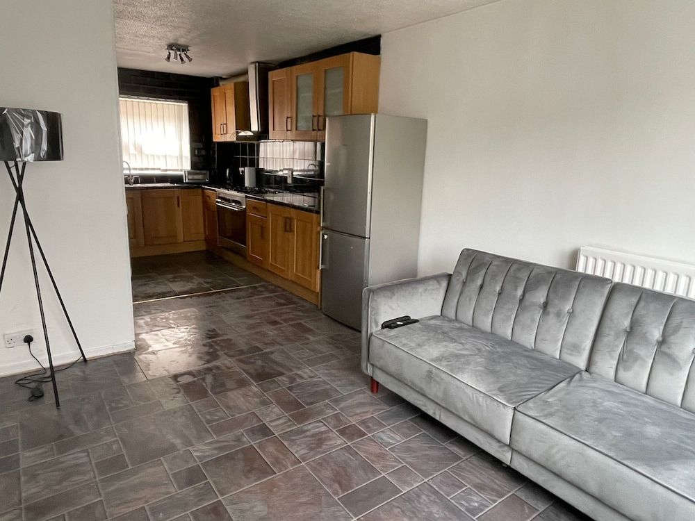 undefined New! 4 Bedroom London House With Garden and Lawn 5