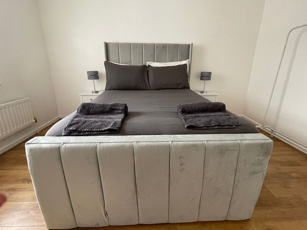 undefined New! 4 Bedroom London House With Garden and Lawn 9