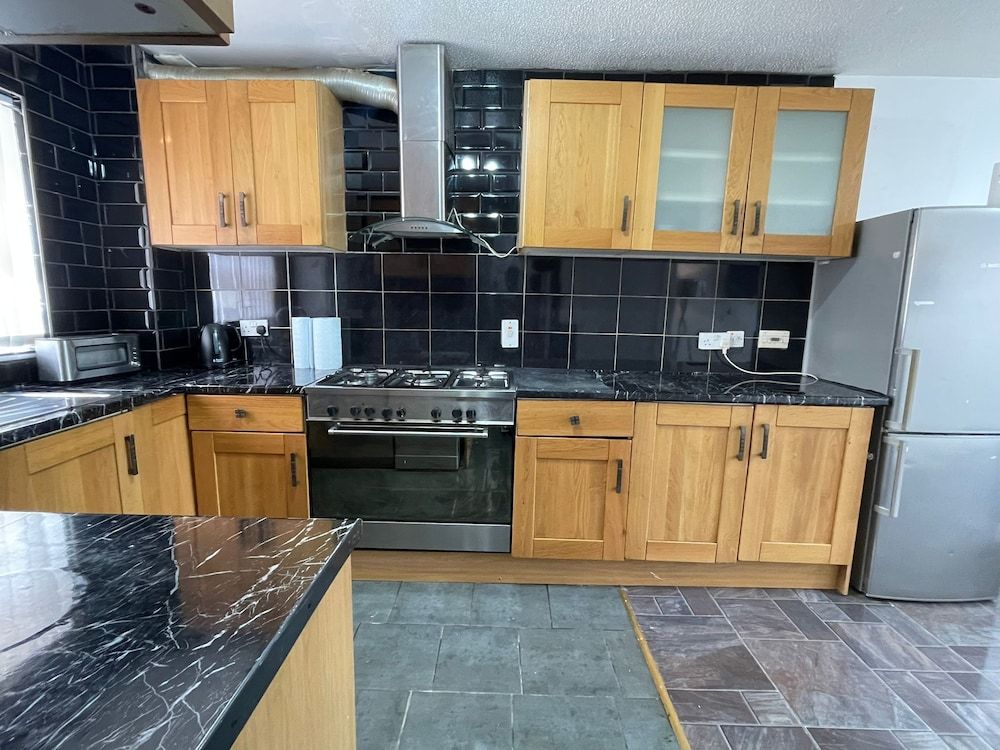 undefined New! 4 Bedroom London House With Garden and Lawn 4