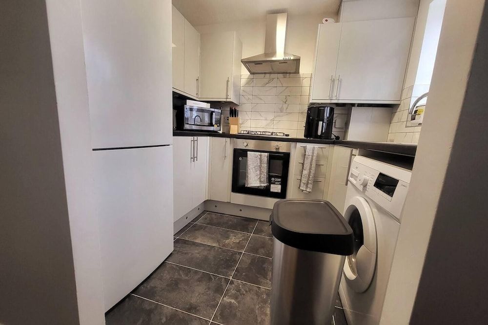 undefined Immaculate 2-bed House in London 5