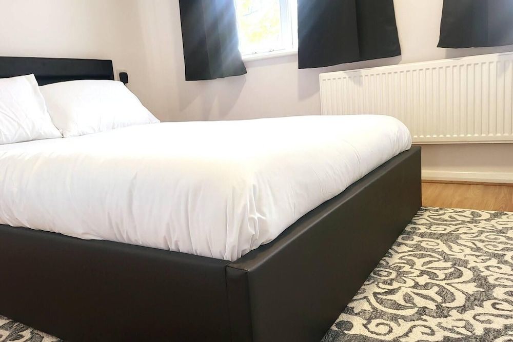 undefined Immaculate 2-bed House in London 3