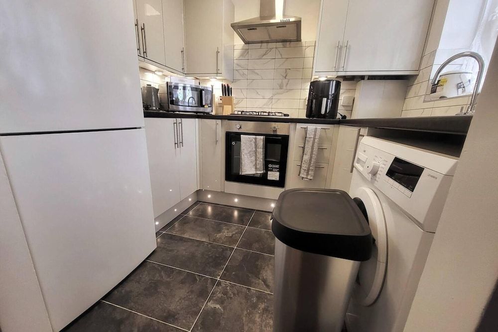 undefined Immaculate 2-bed House in London 4