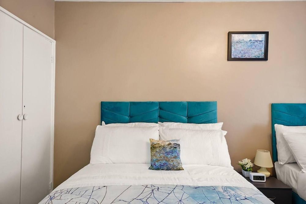 undefined Modern 3-bed House in London Close to City Airport 2