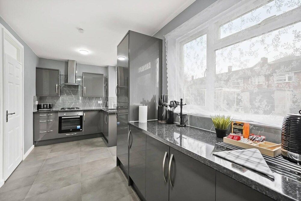 undefined Modern 3-bed House in London Close to City Airport 9