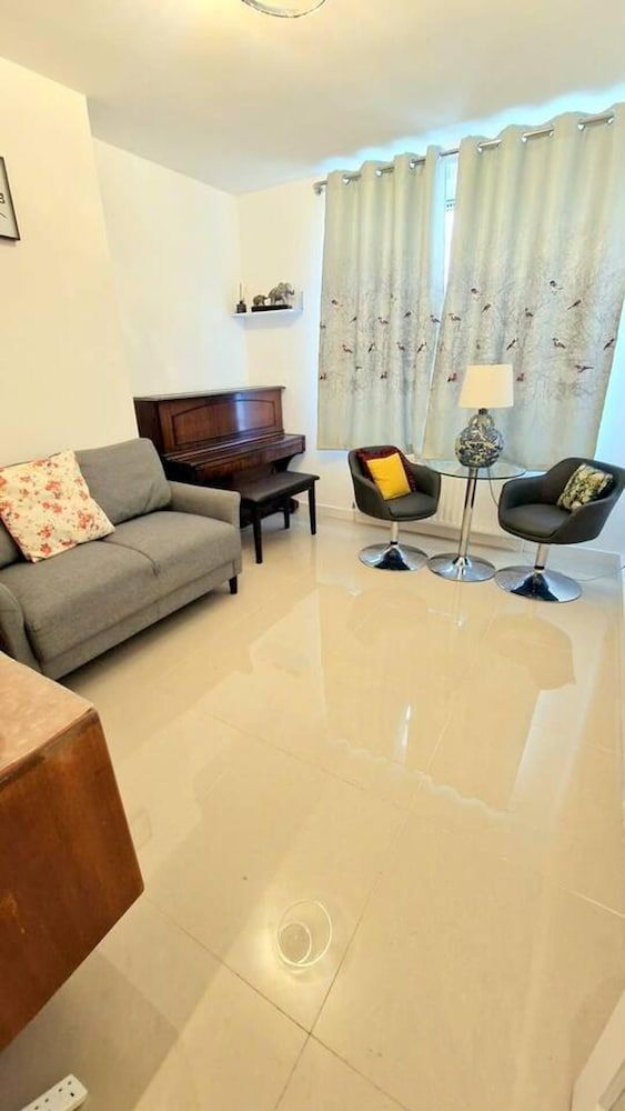 Modern 3-bed House in Surrey Quays House 19