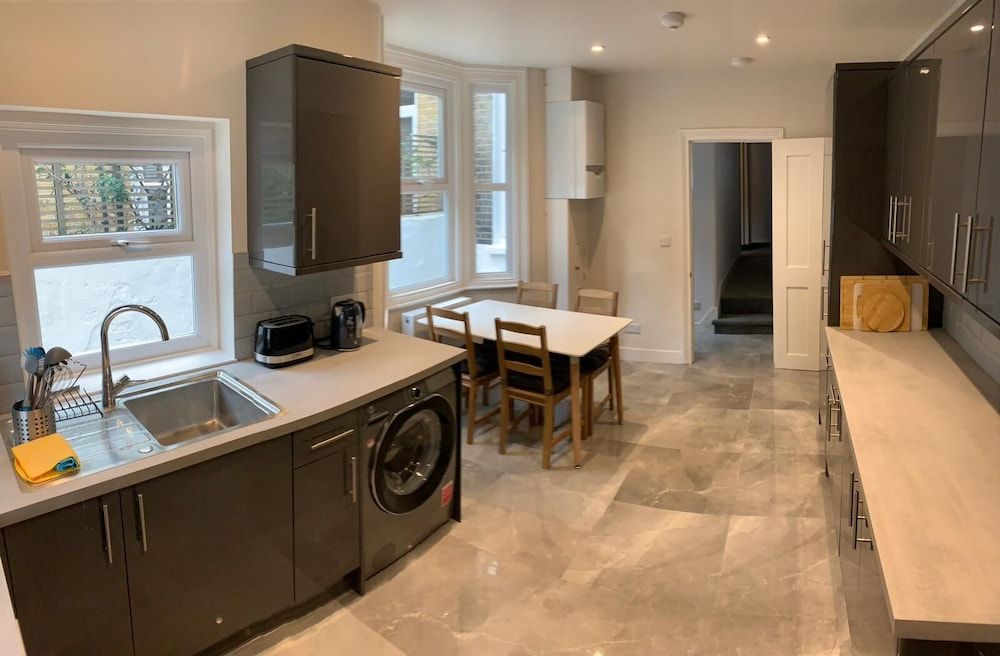 undefined Very Large and Splendid Terrace House in London 7