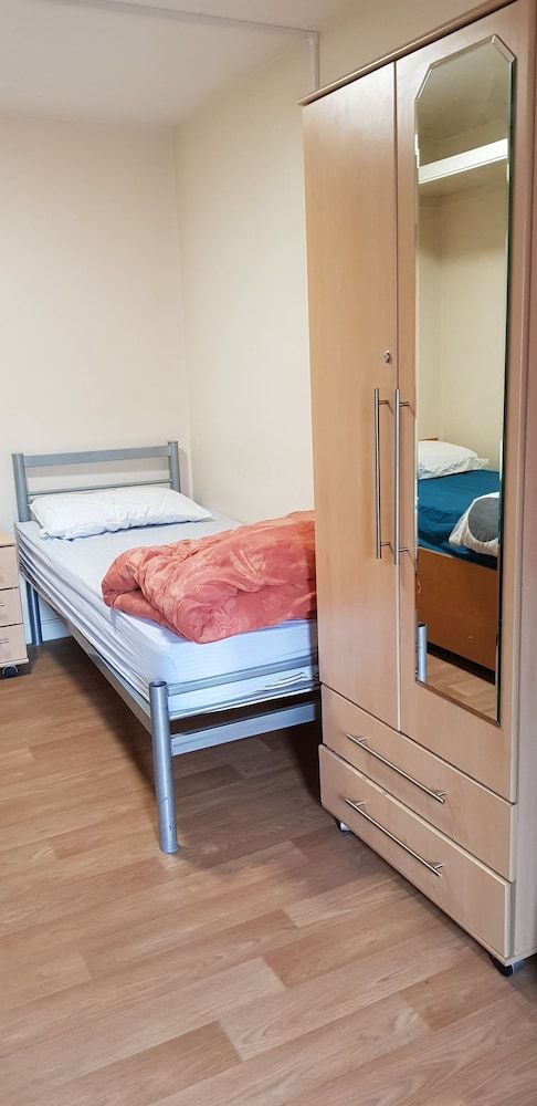 1 Bed in Female Twin Shared