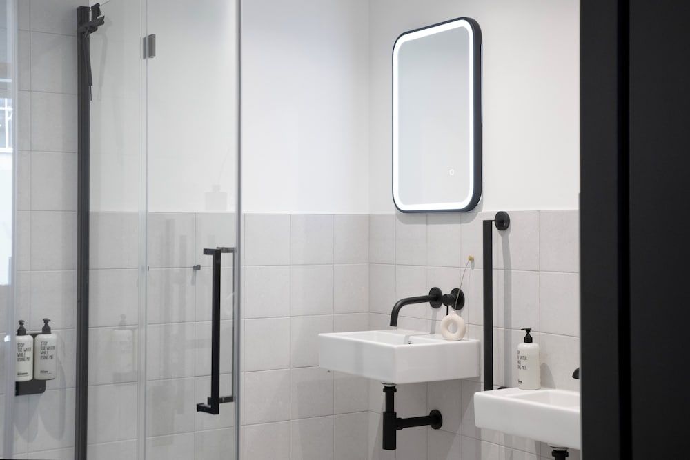 Bob W Tower Hill Studios Double Room 6