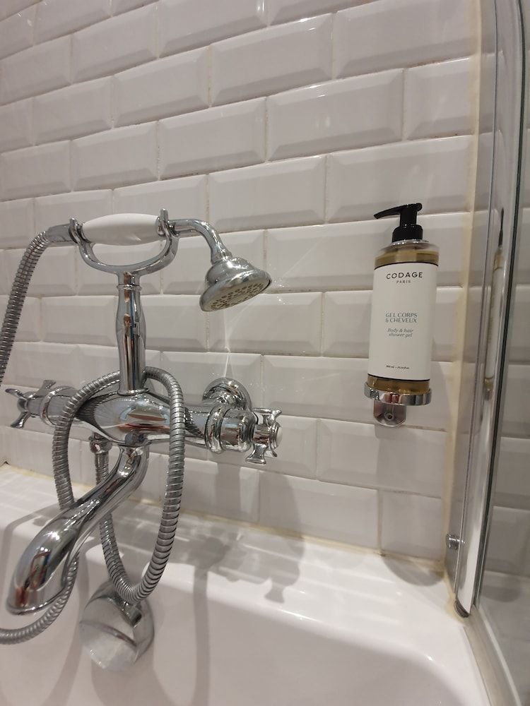 Chez Pepe Merle Basic Room, Bathtub 5